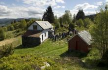 Gnr. 197 bnr. 4 Almås, våningshus og hestestall. Foto: Helge Sunde, 13. mai 2007